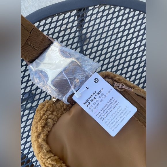 Lululemon Everywhere Fleece Belt Bag NWT - Picture 4 of 9